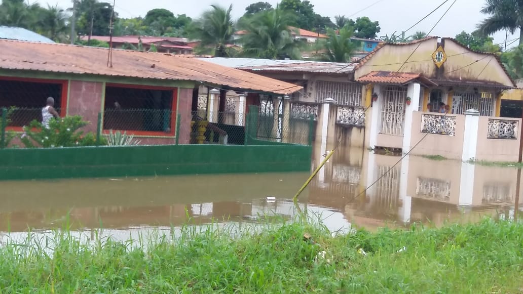 Gran cantidad de agua ingresó a las casas, causando daños materiales. Foto/Diómedes Sánchez