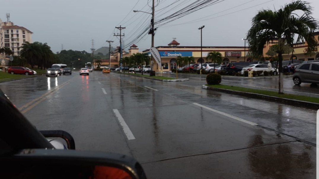 Varias áreas se inundaron con la lluvia en la capital. 