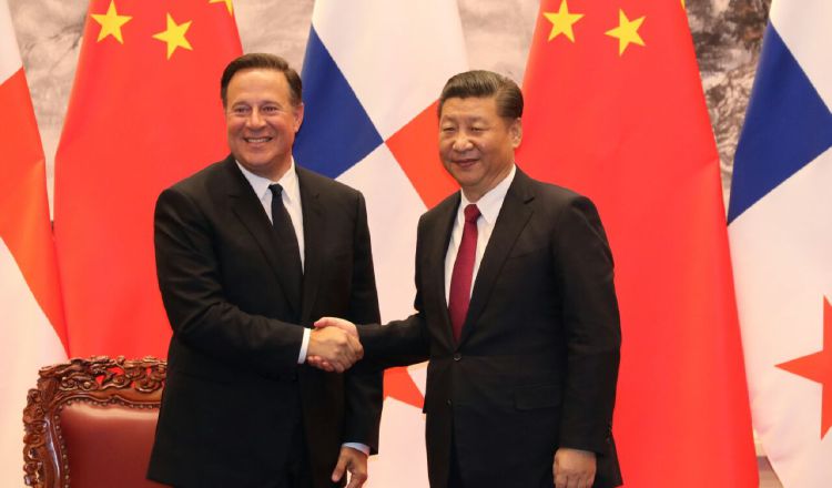 El presidente de Panamá, Juan Carlos Varela, y Xi Jinping, presidente de la República Popular China. Archivo