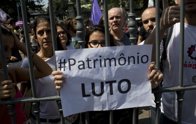 El cartel dice en portugués: "Patrimonio. Luto". Foto: AP.