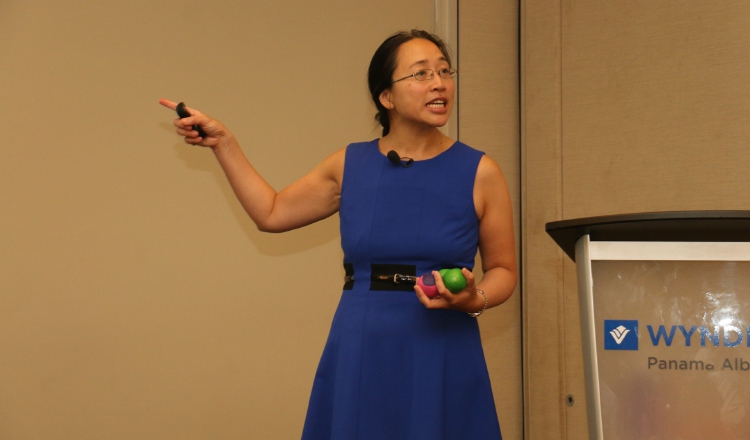 Dra. Eugenia Cheng durante la conferencia.  Cortesía