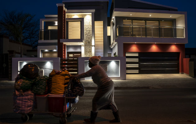 El Soweto postapartheid tiene zonas de opulencia, pero muchos aún viven en la pobreza. Foto/ Joao Silva/The New York Times.