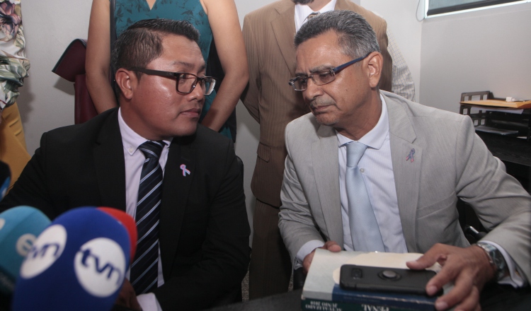 Arquesio Arias convocó a rueda de prensa en compañía de su abogado. Víctor Arosemena