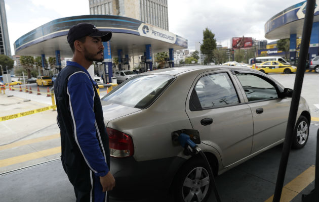 Las estaciones de servicio lucían hoy carteles que deban cuenta de un valor de 1,85 dólares por galón de gasolina