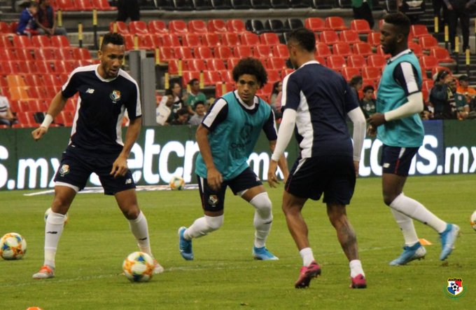 Jugadores titulares de Panamá calientan. Foto:@Fepafut