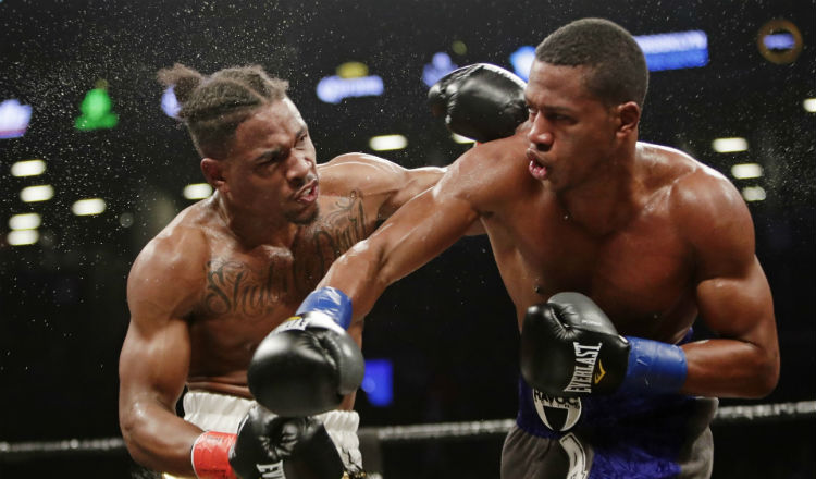 Charles Conwell durante su combate contra Patrick Day (derecha) Foto AP