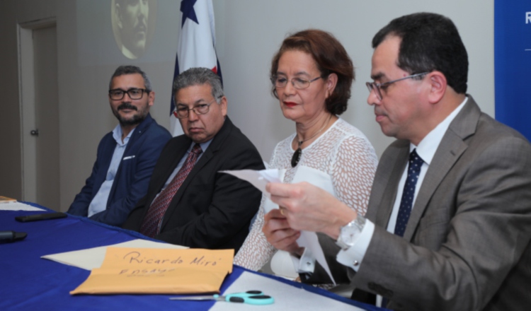 Durante la apertura de las plicas del Concurso 'Ricardo Miró' 2019. Foto: MiCultura.