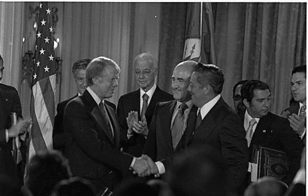 El presidente Jimmy Carter y el general Omar Torrijos, luego de la firma de los tratados, el 7 de septiembre de 1977, en la sede de la Organización de Estados Americanos (OEA), en Washington. Foto: Archivo.