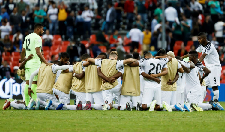 Jugadores Panameños reunidos en el centro del campo del estadio Azteca tras caer ante México 3-1. Foto EFE
