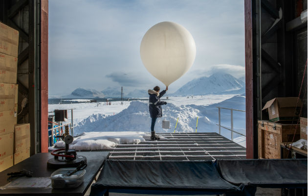 Un miembro de Instituto Alfred Wegener trabaja con un globo para experimentos que serán realizados en hielo. Foto/ Esther Horvath para The New York Times.