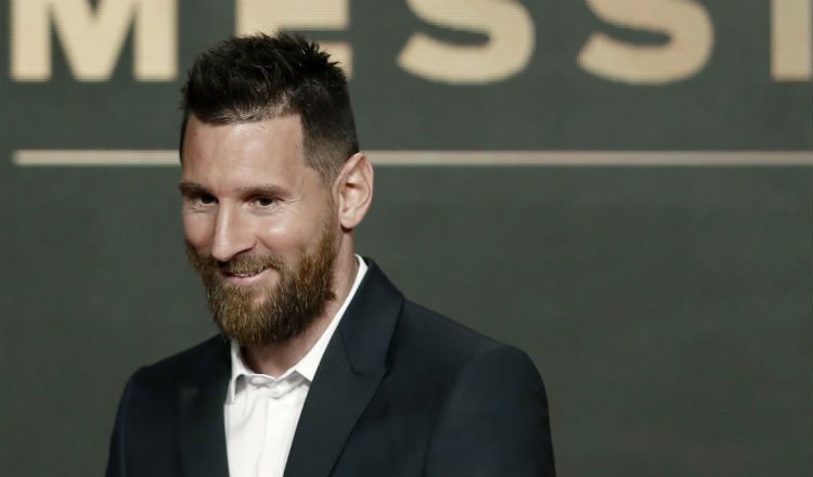 Leo Messi con su familia recibe la Bota de Oro Foto EFE