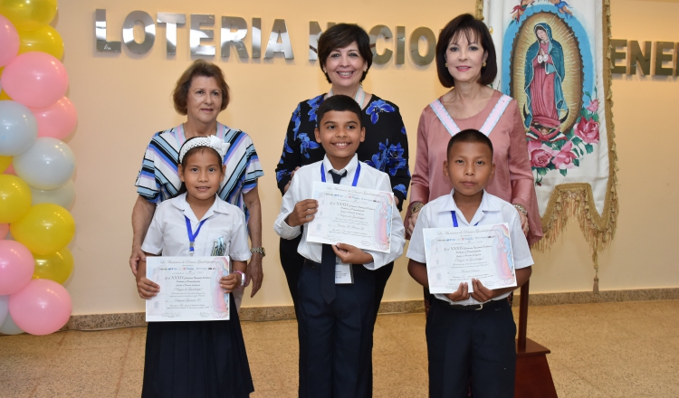 Entrega de certificados y demás presentes a los chicos ganadores.  Foto: Cortesía