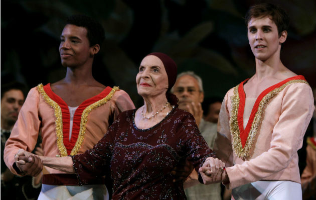 Alicia Alonso escoltada por bailarines del Ballet Nacional de Cuba. Foto: AP.