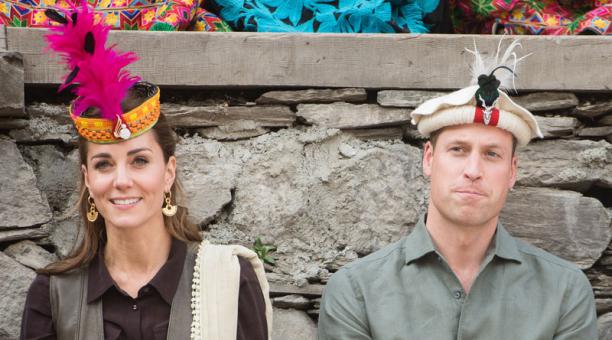 Kate Middleton y el príncipe William durante su visita a Pakistán. Foto: EFE.