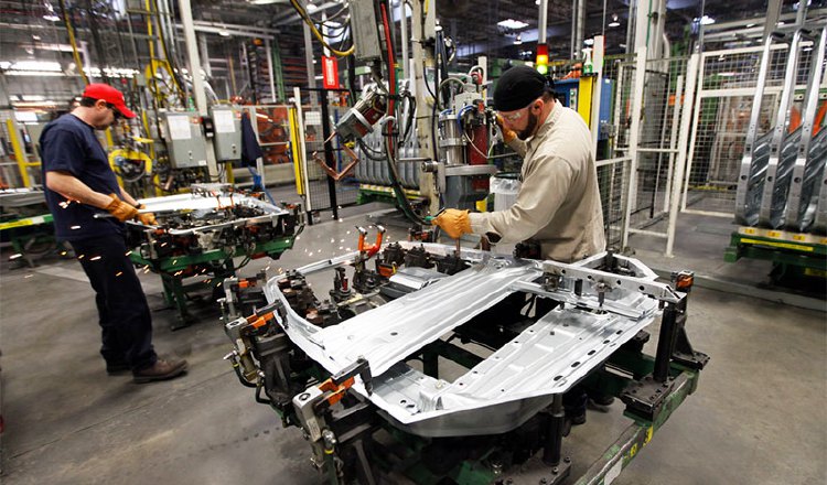 La actividad fabril, el mayor componente en la producción industrial, bajó afectada por la larga huelga de los trabajadores de GM. Foto: EFE.