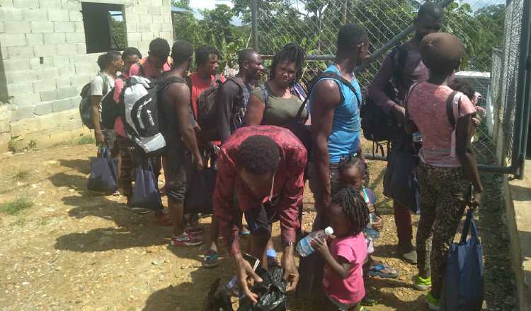 A su ingreso al albergue, a la comunidad de La Peñita en Darién, a los migrantes se les brinda asistencia médica.
