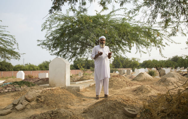 Una serie de asesinatos-violaciones de niños tiene inquieto a un distrito de Punjab. Rezando junto a una tumba. Foto/ Saiyna Bashir para The New York Times.