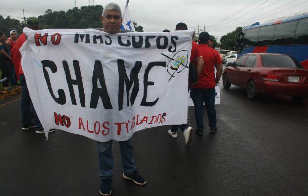 Protestaban contra el traslado y otorgamiento de nuevos cupos para buses y taxis. Foto: Eric A. Montenegro.