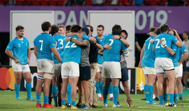 Selección de rugby de Uruguay durante un partido contra Gales (rojo) en el mundial de Japón Foto EFE