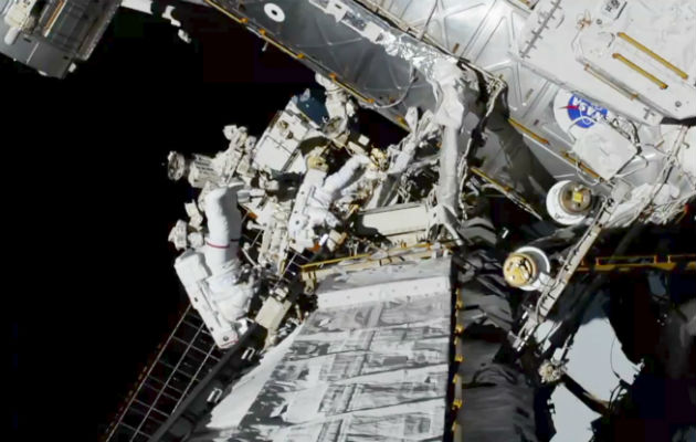 Imagen de la NASA donde se ven las astronautas Koch y Meir afuera Estación Espacial Internacional. Foto: AP.