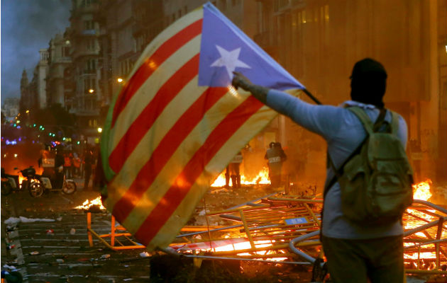 Manifestantes durante las violentas protestas en Barcelona, en su cuarta huelga general por la independencia. Foto: EFE.