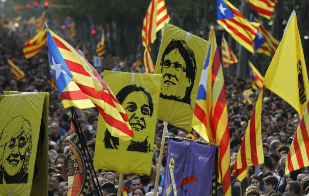 Manifestantes durante las violentas protestas en Barcelona, en su cuarta huelga general por la independencia. Foto: EFE.