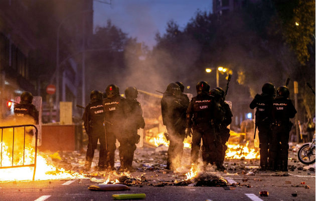 Manifestantes durante las violentas protestas en Barcelona, en su cuarta huelga general por la independencia. Foto: EFE.