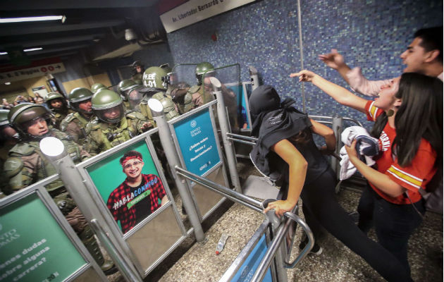 Carabineros de la Policía chilena cierran el acceso a la estación del metro Los Héroes en  Santiago. Foto: EFE.