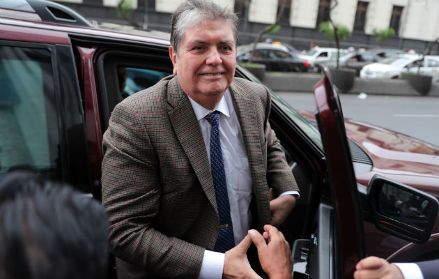 Alan García, ex presidente de Perú, se pegó un tiro en la cabeza cuando la policía se preparaba para arrestarlo. Foto/ Ernesto Arias/EPA, vÍa Shutterstock.