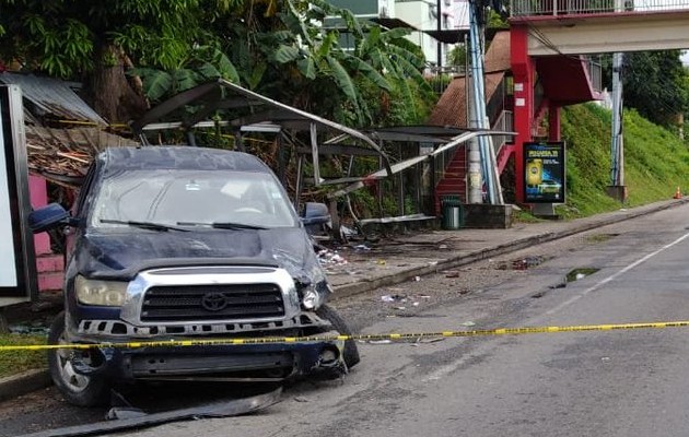 El conductor del vehículo, tipo pick up, perdió el control y se estrelló contra la parada de buses que está ubicada a la altura de Villa Lorena. 