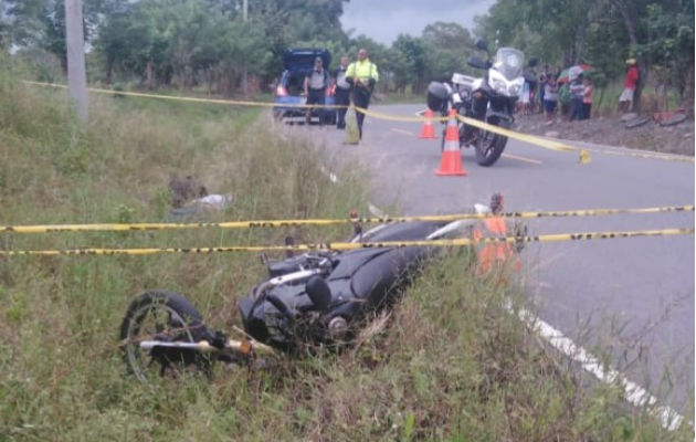 Así quedó la motocicleta a un borde de la vía. Foto: José Vásquez.