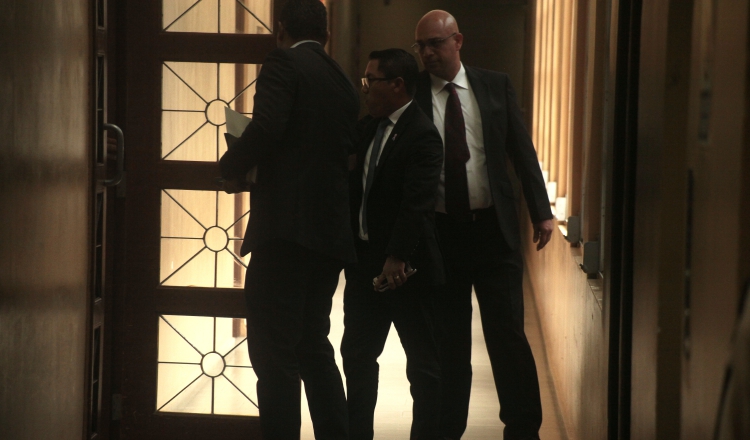 La entrada del diputado Arquesio Arias (c) a la sala de Casación de la Corte Suprema de Justicia. Víctor Arosemena