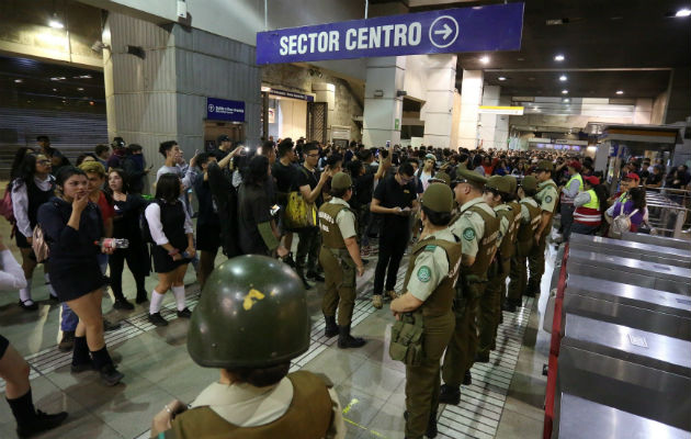 A los militares chilenos, el mandatario entregó el control del orden público. Foto: EFE.