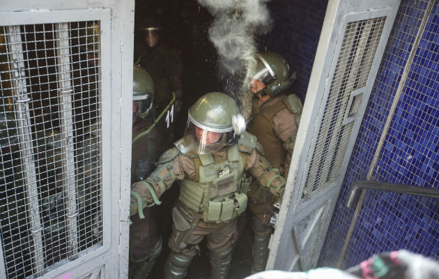 A los militares chilenos, el mandatario entregó el control del orden público. Foto: EFE.