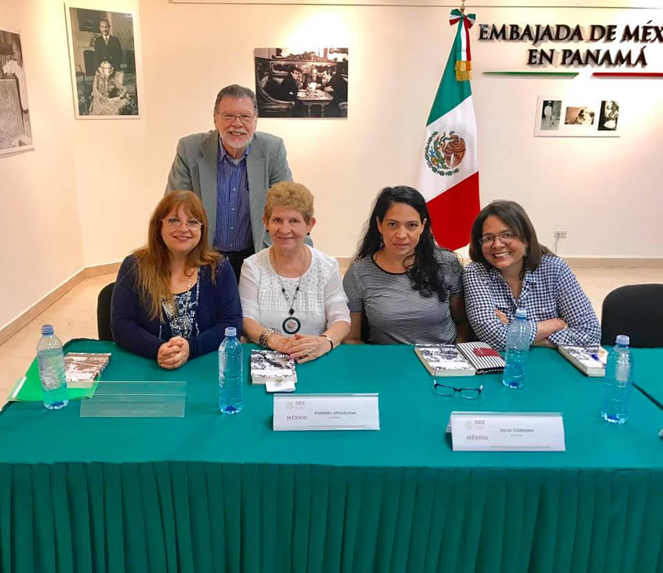 Danae Brugiati Boussounis junto a uno de sus mentores, el autor y editor Enrique Jaramillo Levi y otras distinguidas escritoras. Foto: Cortesía