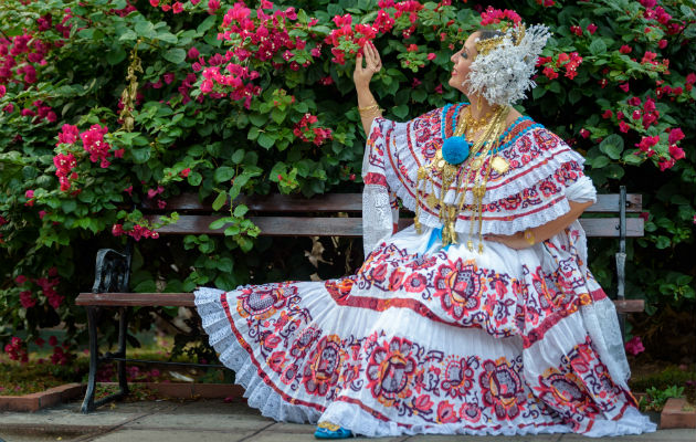  A nivel mundial, la pollera panameña es una de las que más  resalta por sus diseños.