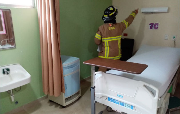 Bomberos inspeccionan el hospital tonosieño.  Foto:Thays Domínguez.