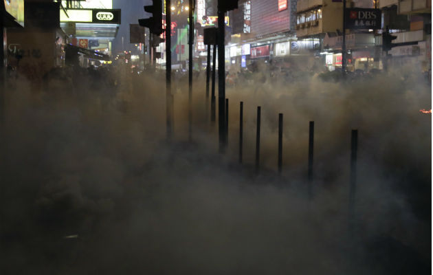 La policía lanzó gas lacrimógeno en respuesta a las bombas incendiarias lanzadas hacia una estación de metro.