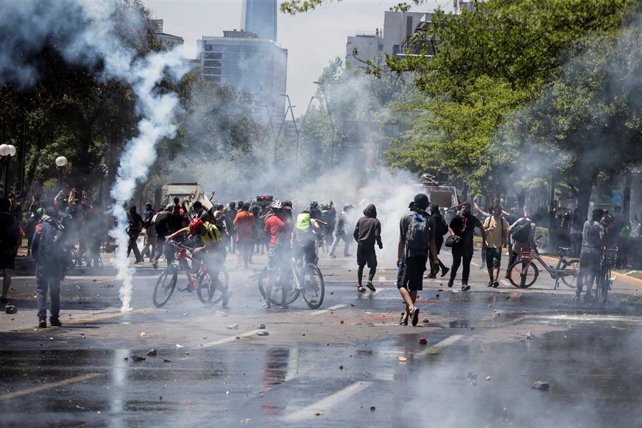 Manifestantes protestan de manera pacífica frente a la Policía este lunes en Santiago, Chile.