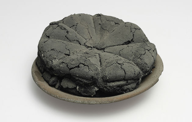 Una hogaza carbonizada de una de las 32 panaderías de Pompeya, parte de una muestra del Museo Ashmolean. Foto/ Museo Archeologico Nazionale di Napoli.