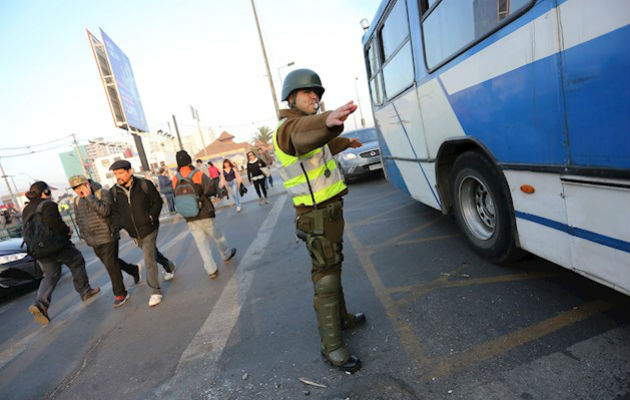 En virtud de esta medida, se han desplegado miles de militares para tratar de recomponer el orden público, alterado hasta el punto de configurar algunos escenarios callejeros propios de un frente de guerra.