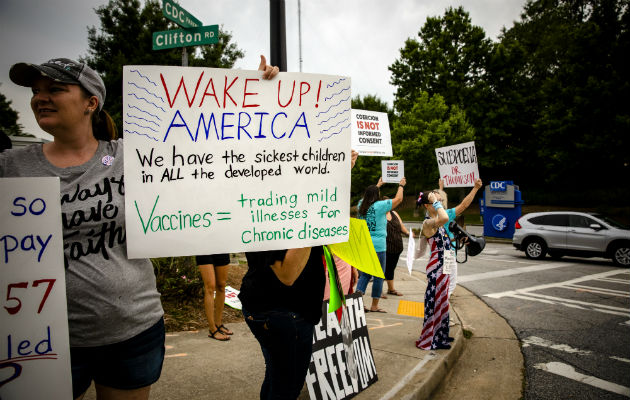 Casi todos los Estados de EU tiene al menos un grupo antivacunas. Una protesta en Atlanta. Foto/ Audra Melton para The New York Times.