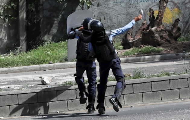 Una de las protestas se produjo en el Bulevar Fuerzas Armadas, en el extremo oriental de Tegucigalpa, a un costado de la Universidad Pedagógica Nacional Francisco Morazán.