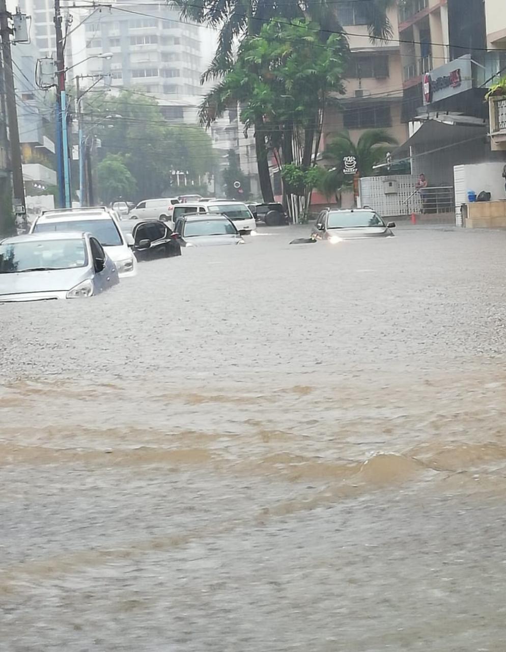 La lluvias dejan afectaciones en la ciudad capital y otros sectores del país.