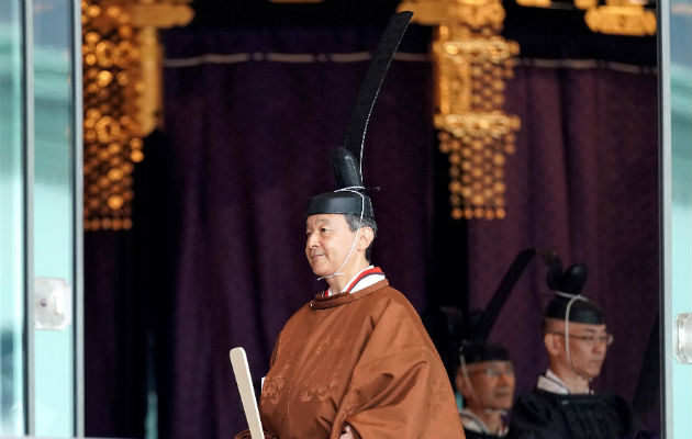 El emperador Naruhito y la emperatriz Masako saludan luego de la ceremonia de ascensión. Foto: 