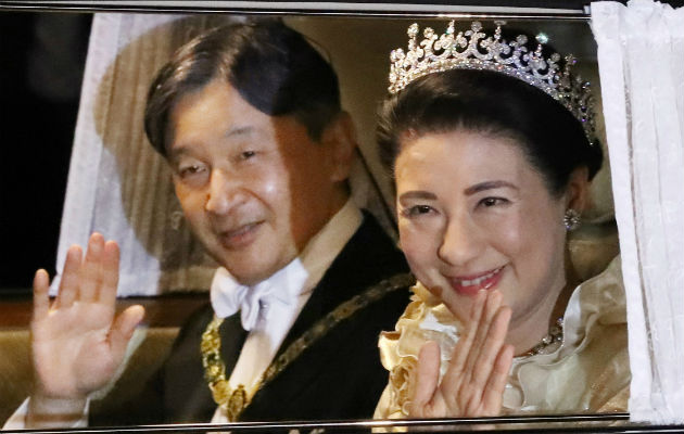 El emperador Naruhito y la emperatriz Masako saludan luego de la ceremonia de ascensión. Foto: