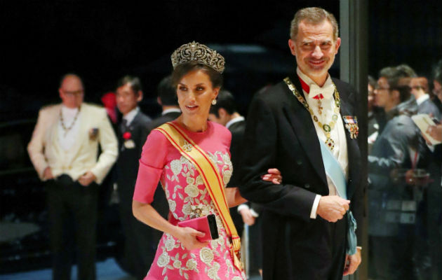 El emperador Naruhito y la emperatriz Masako atienden a los invitados en el Palacio Imperial de Tokio. Foto: EFE.