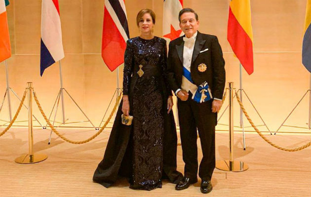 El emperador Naruhito y la emperatriz Masako atienden a los invitados en el Palacio Imperial de Tokio. Foto: EFE.