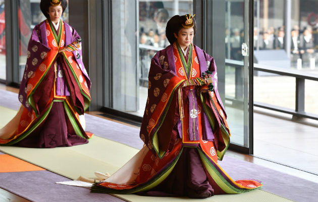 El emperador Naruhito y la emperatriz Masako saludan luego de la ceremonia de ascensión. Foto: 