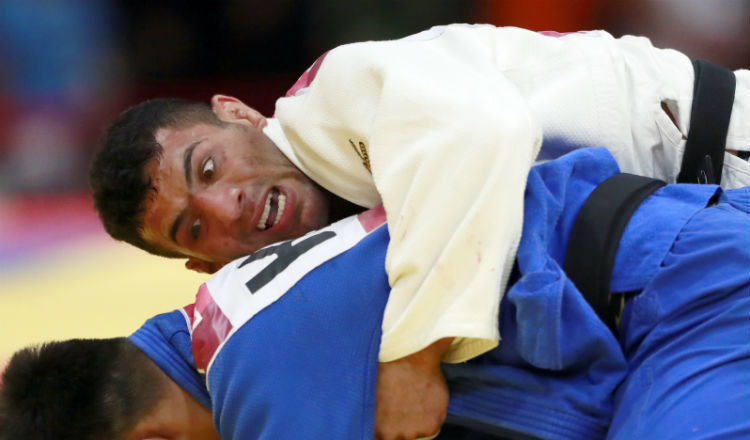 Saeid Mollaei de Irán (blanco), durante un combate de judo ante Didar Khamza de Kazajistán. Foto AP